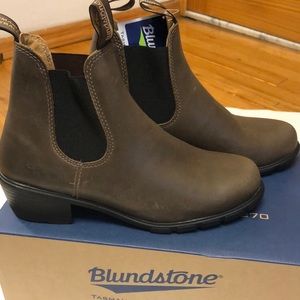 Blundstone 1672. Runs 1/2-1 size small. Box not included.